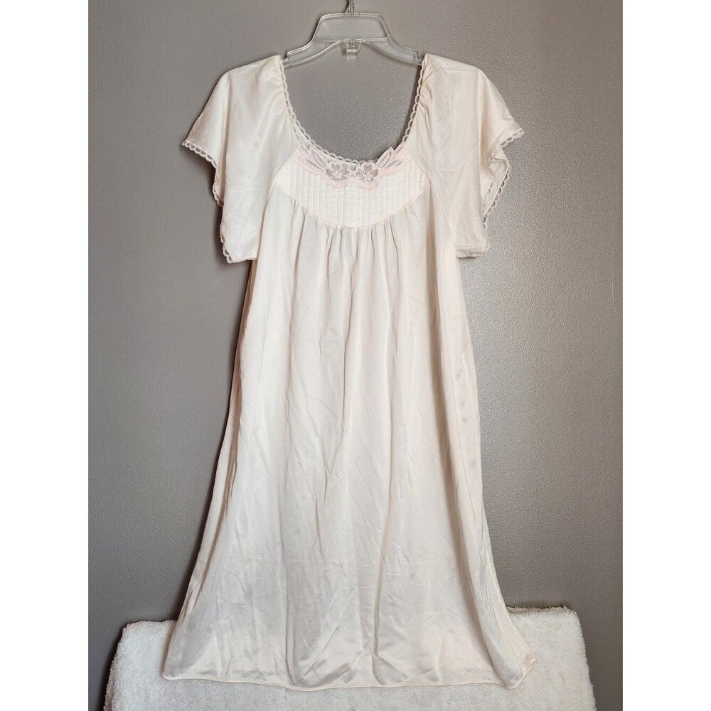 Vintage Women's Short-Sleeve Cream & Pink Nightgown with Lace Detail Grandmacore